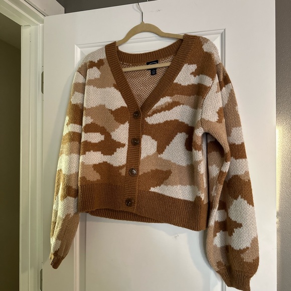 Women’s Camo Cardigan Sweater - Picture 6 of 10